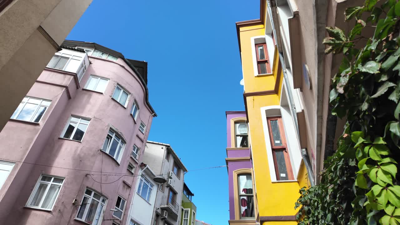 Vista de Ângulo Baixo de Edifícios Vibrantes da Cidade e Céu Azul.