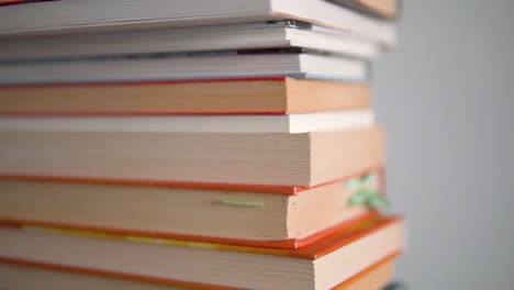 grandes primeros planos en los bordes de los libros y movimientos lentos de arriba a abajo con gran profundidad de campo.