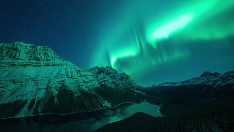 Aurora-Timelapse-Sobre-El-Lago-Peyto-En-Las-Montañas-Rocosas