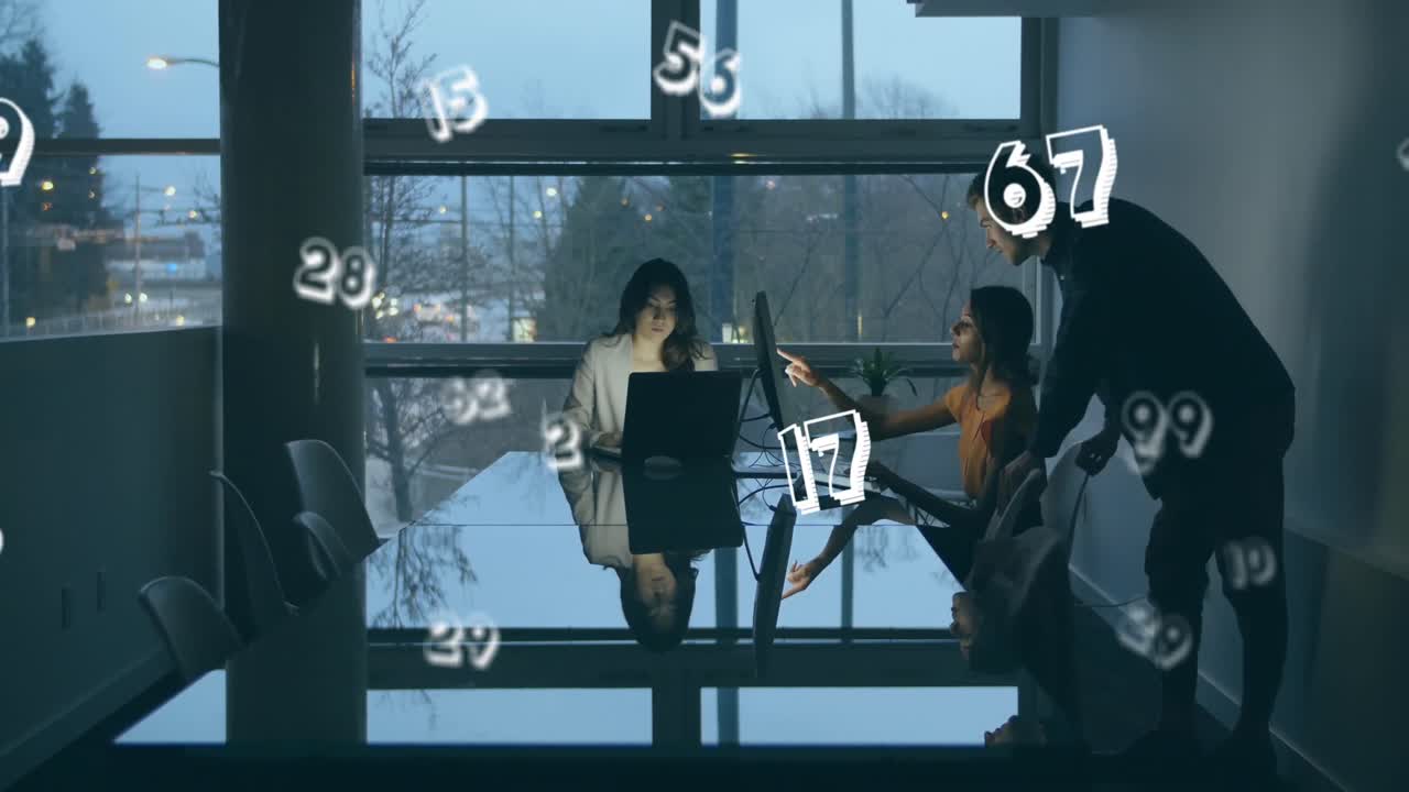 コンピューターを使用しオフィスで深夜まで働く人々を背景に数字が流れるアニメーション