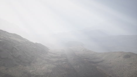 sun rays against the backdrop of the mountains