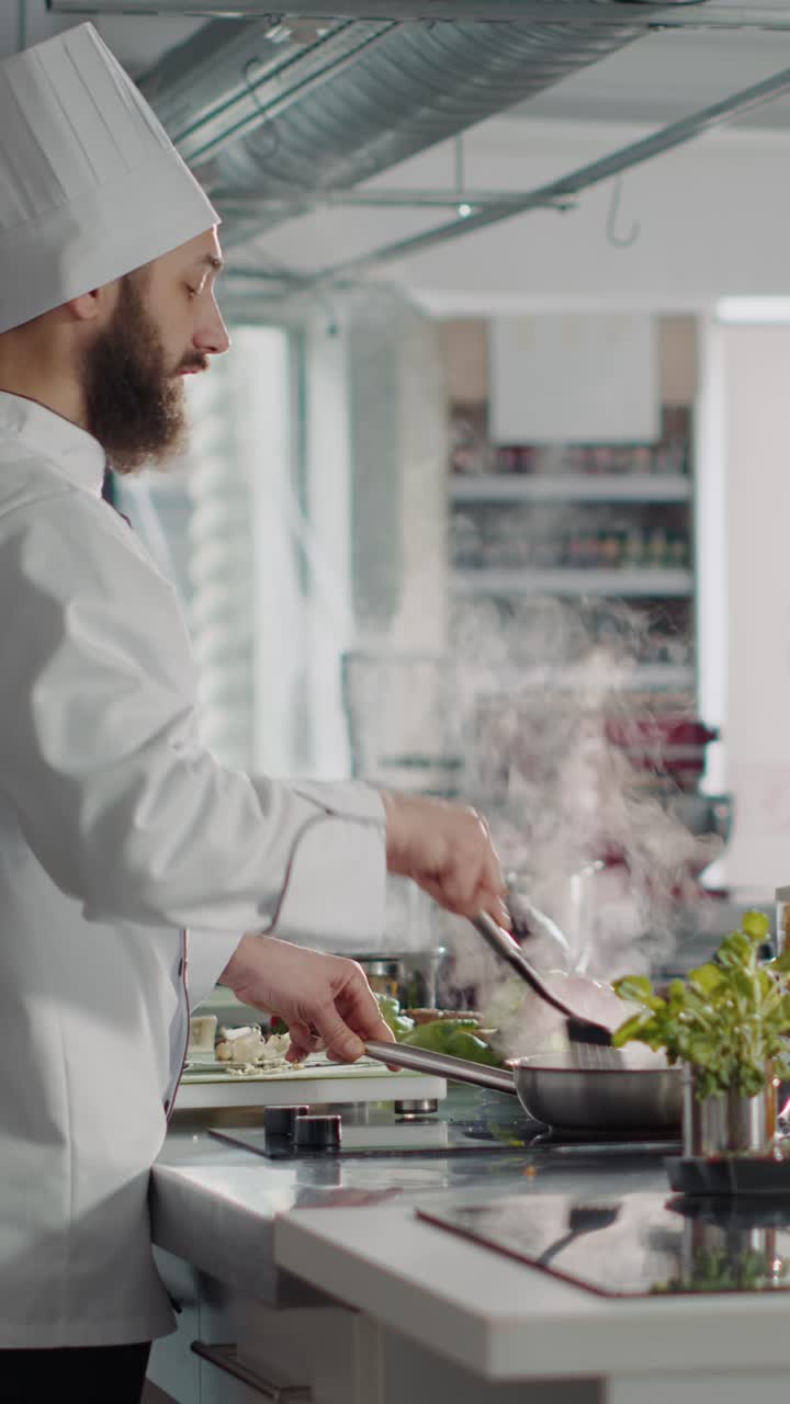 Chef che prepara il cibo in una cucina commerciale