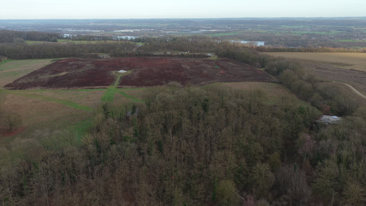 Luftoptagelse af Fort Eben-Emael, der flyver baglæns med sine kasematter, Belgien