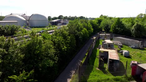 Paintballpark-In-Der-Nähe-Der-Stadtstraße---Drohnenaufnahme-Aus-Der-Luft