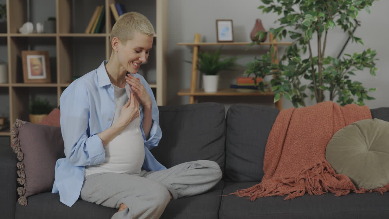 mujer embarazada mirando la imagen de ultrasonido