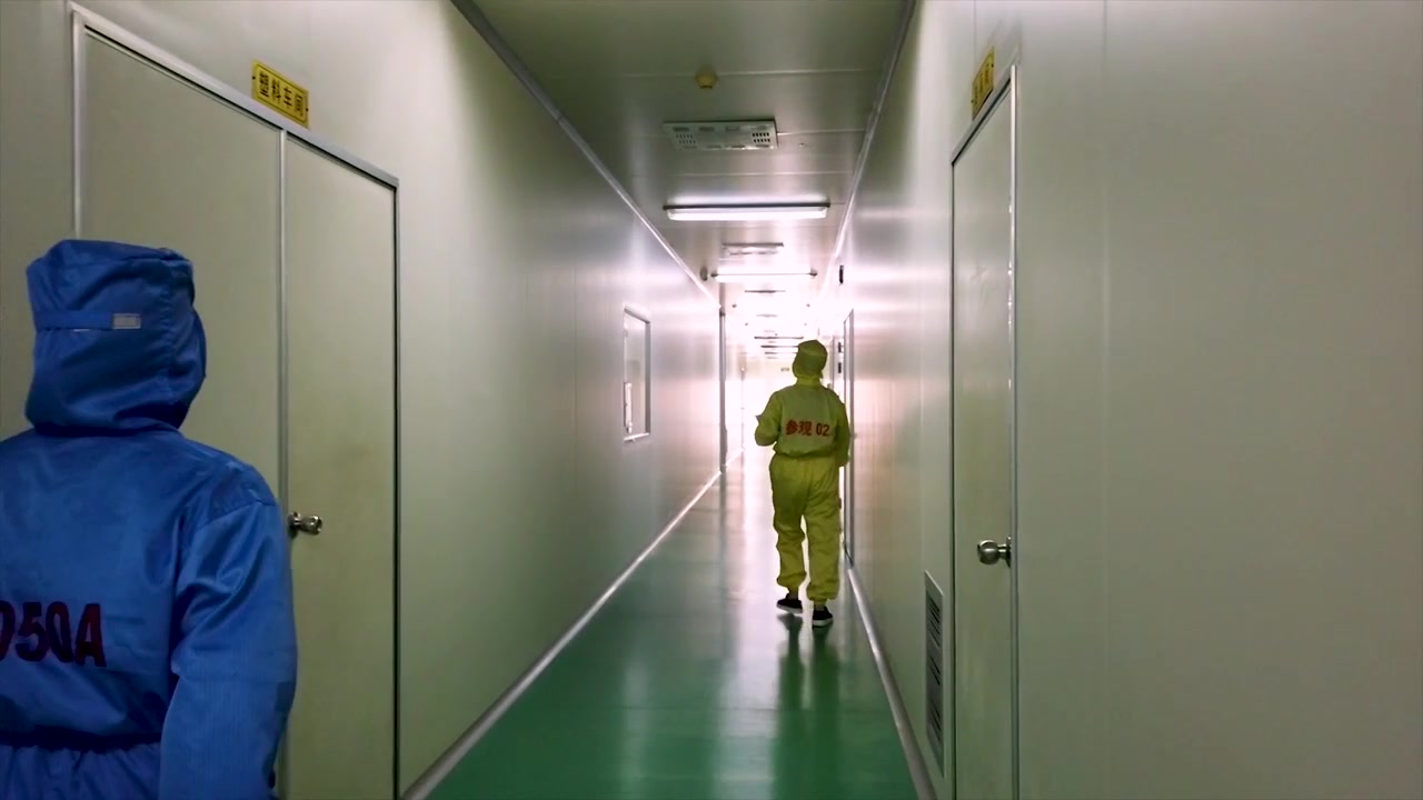 Camminando lungo un corridoio in una fabbrica di prodotti medicali a Yangzhou, in Cina