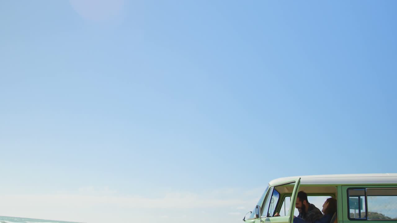 ⁇ 은 날 4k에 밴에 앉아 있는 커플