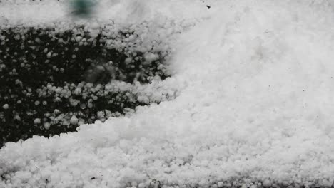 Palear-Y-Cepillar-Con-Una-Escoba-Granizo-Helado-Del-Jardín-Después-De-Una-Severa-Tormenta-De-Verano