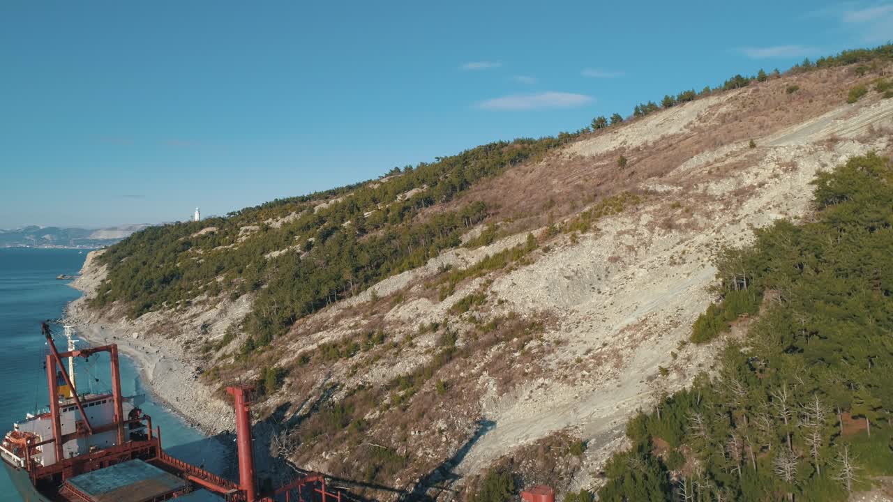 해안 절벽 근처의 화물선