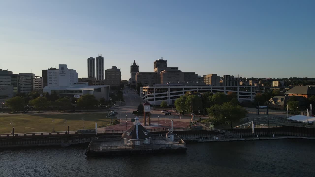 일리노이주 피오리아 시내의 아름다운 공중과 석양에 일리노이주 이스트 피오리아로 연결되는 다리