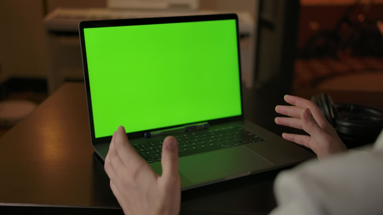 retrospectiva del médico caucásico con gafas explicando el diagnóstico en línea en casa