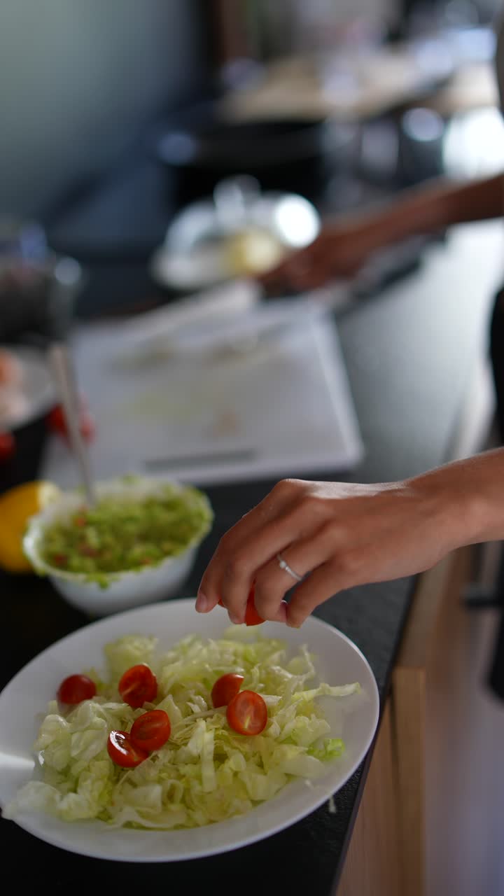 preparando una ensalada saludable