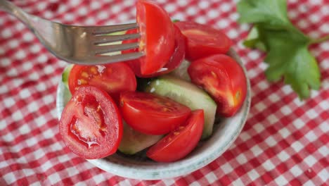 ensalada de tomate y pepino