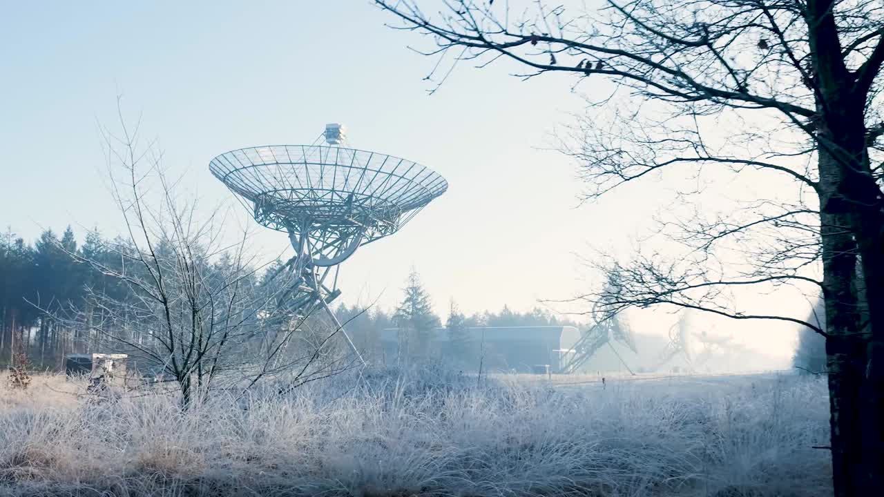 замороженный зимний пейзаж с радиотелескопом