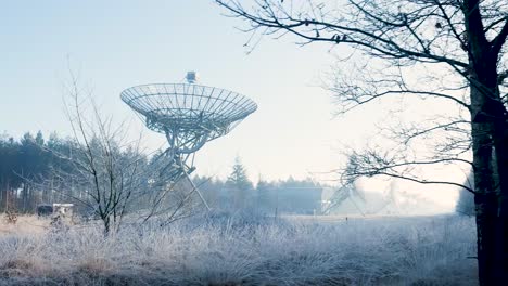 paisaje de invierno congelado con un radiotelescopio