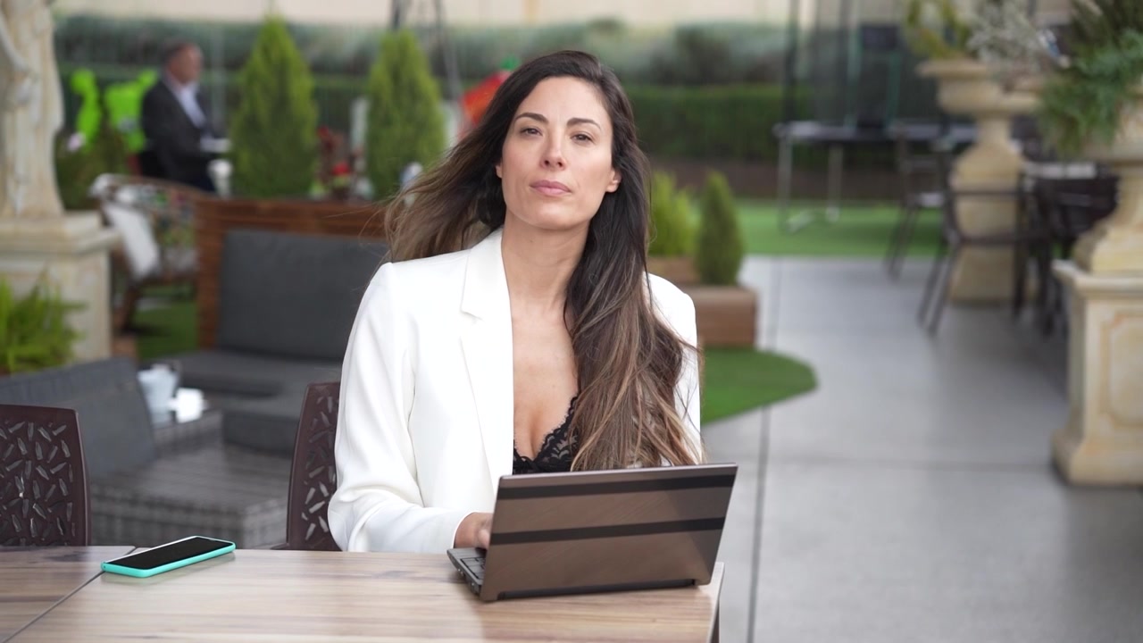Una mujer profesional dedicada trabaja diligentemente al aire libre utilizando su tableta