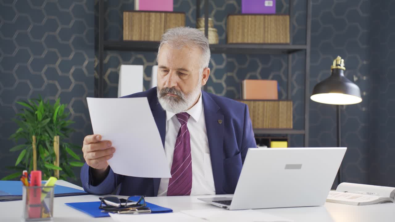 hombre de negocios molesto por los resultados negativos del papeleo.