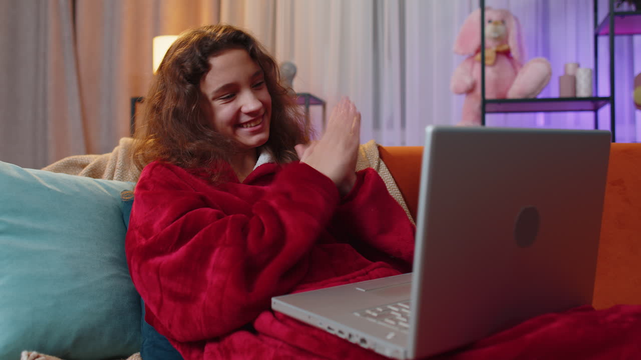 una joven asombrada usa una computadora portátil, recibe un mensaje de buenas noticias, conmocionada por la victoria, celebra la victoria