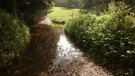 Aufnahme-Von-Scow-Brook-Ford-Am-Wasserdamm-Von-Carsington