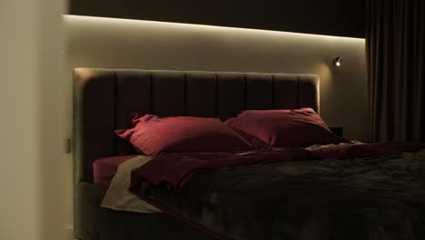 interior de apartamento minimalista moderno con decoración simple, tonos neutrales y líneas limpias. el diseño hace hincapié en la funcionalidad, creando un espacio de vida sereno y organizado.