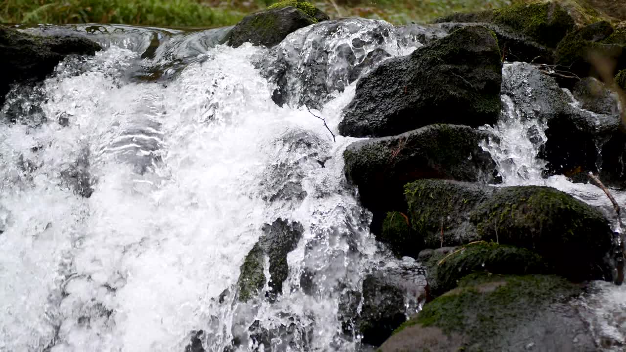 cascada en cascada sobre las rocas en ourense, españa
