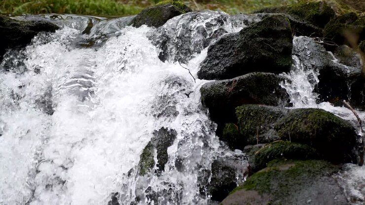 Cascata che scende sulle rocce a Ourense, Spagna