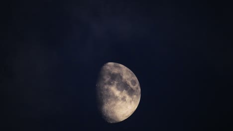 luna por la noche con nubes en tiempo real. 4k video luna en el cielo negro. nubes pasando por la luna por la noite. cielo nocturno con tiempo nublado