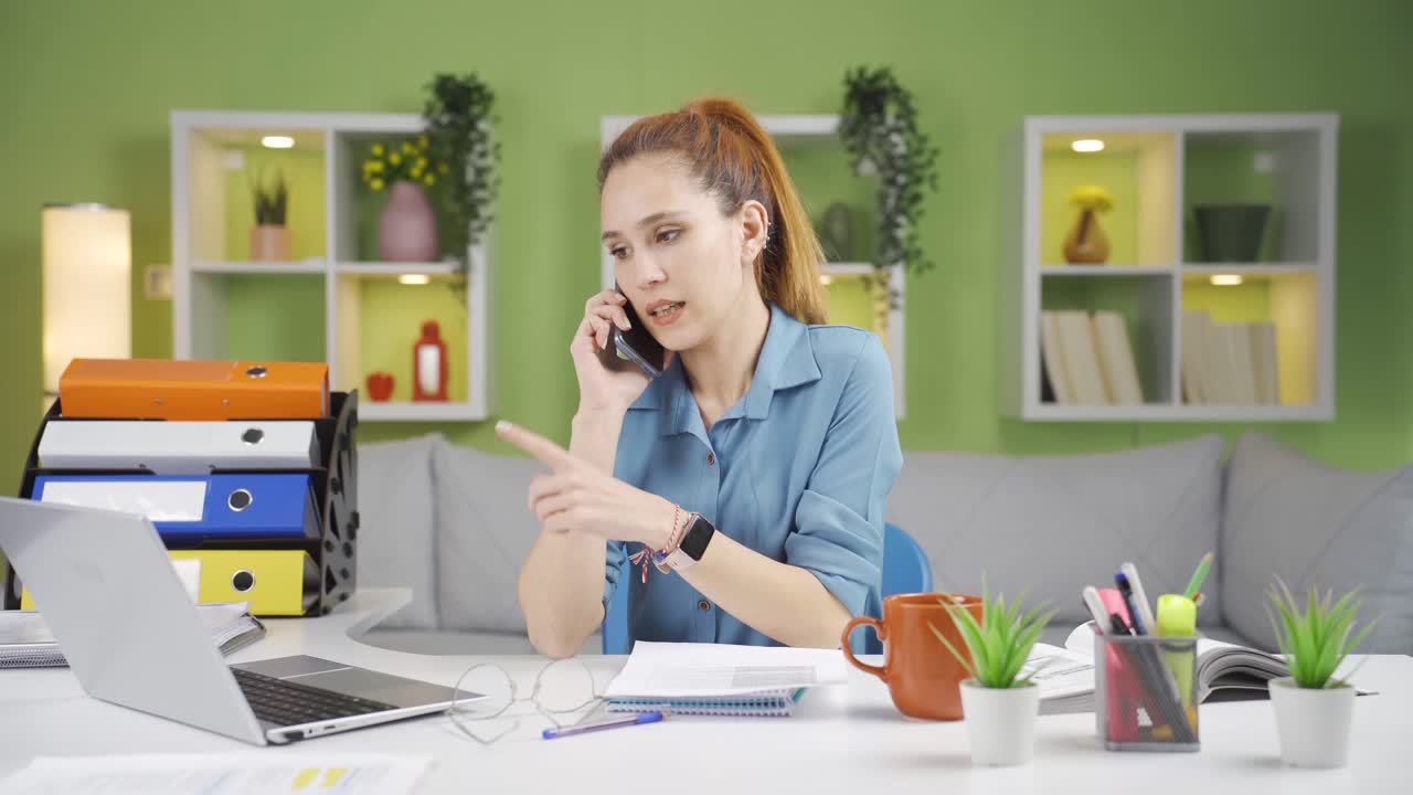 Forretningskvinde, der har jobsamtale i telefonen.