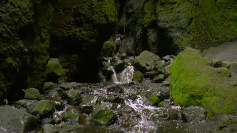 Imágenes-Oscuras-De-Un-Pequeño-Arroyo-Y-Pequeñas-Cascadas-Dentro-De-La-Cueva---Garganta-De-Raudfeldsgja,-Islandia-En-La-Península-De-Snaefellsnes