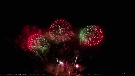 gran número de fotos de fuegos artificiales durante la víspera de año nuevo que se disparan en la costa