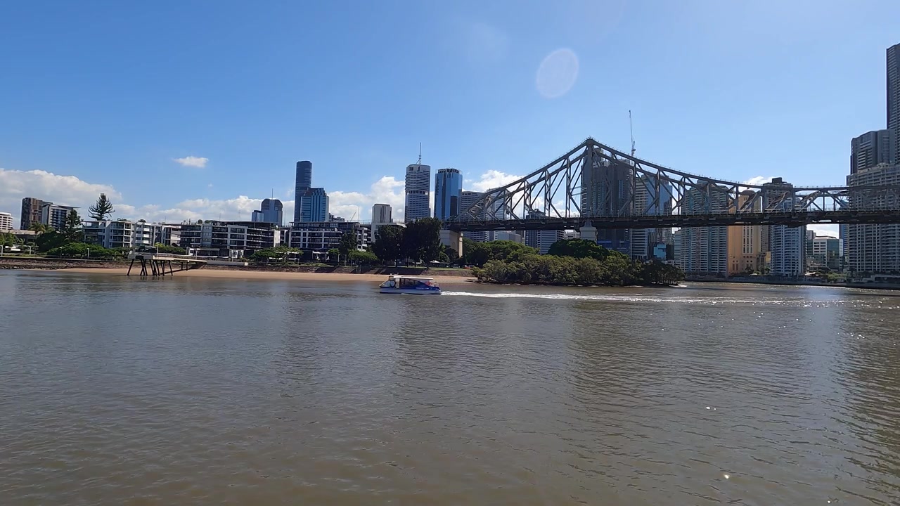 Bredt skud med Story Bridge og Kangaroo Point kystlinje, hvor KittyCat (færge) passerer forbi.