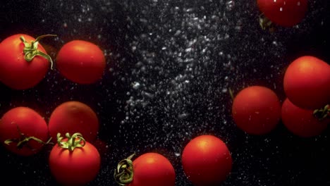 tomates cayendo al agua