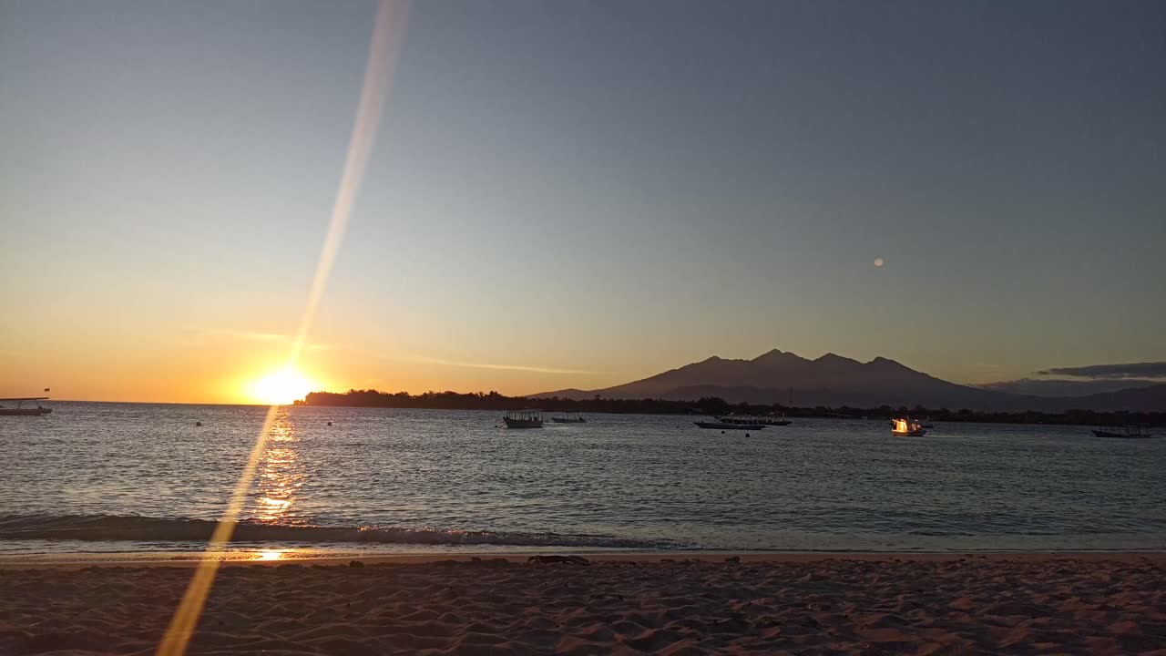 아침에 길리 트라왕안 해변에서 아름다운 일출