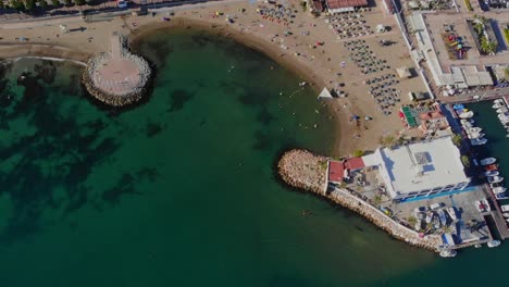 Drohnenaufnahmen-Eines-Kleinen-Eckstrandes-In-Spanien