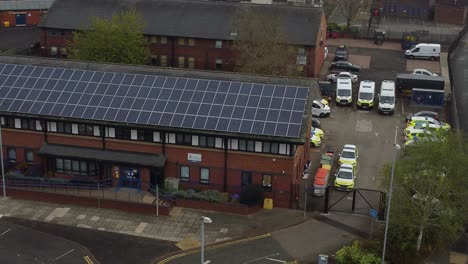 Widnes-Town-Polizeistation-Mit-Photovoltaik-Solarpanel,-Erneuerbare-Energie-Auf-Dem-Dach-Im-Stadtbild-Von-Cheshire,-Luftaufnahme