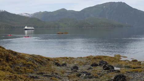 lapso de tiempo de kayakistas de marea entrante y barco anclado en la isla del estanque en el sureste de alaska