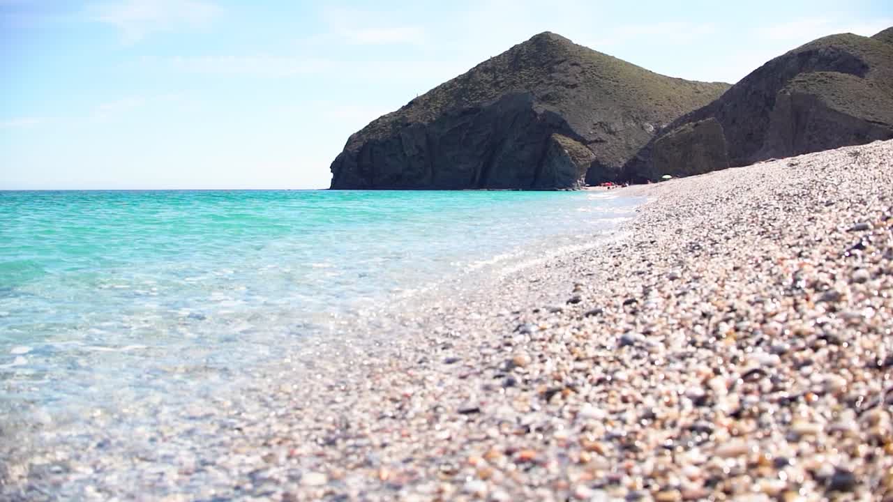 해변, 해안선, 플라야 데 로스 무에르토스(playa de los muertos)라고 불리는 알메리아(almeria)의 때묻지 않은 해변에 있는 사람들의 경치 좋은 전망