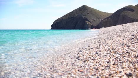 costa, costa, vista panorámica de la gente en la playa virgen de almería, llamada playa de los muertos, en inglés la playa de los muertos debido a las fuertes corrientes que causan muchas muertes año tras año