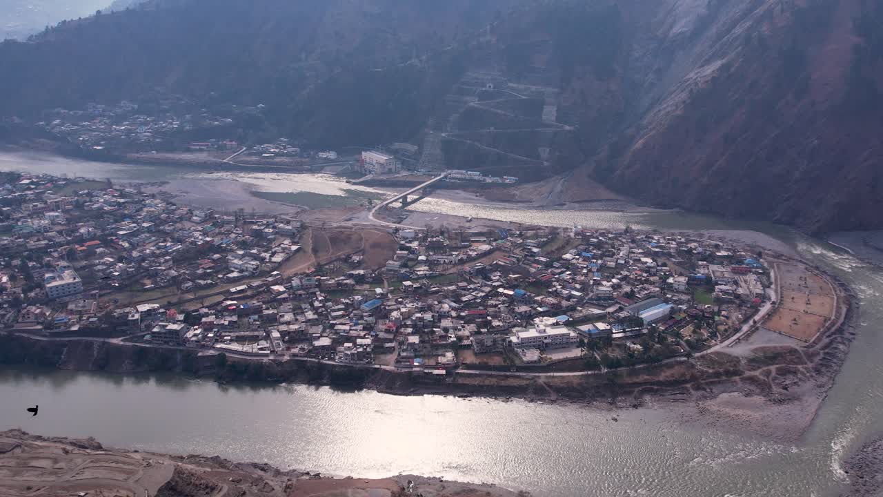 Cảnh nhìn từ trên cao của thành phố Muzaffarabad được bao quanh bởi Sông Jhelum uốn lượn và những ngọn núi xung quanh, tại Azad Kashmir, Pakistan