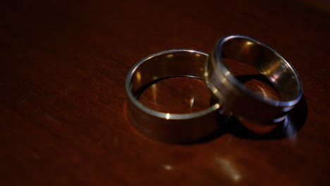 anillos de boda en la mesa. reflejado en la tabla de los anillos