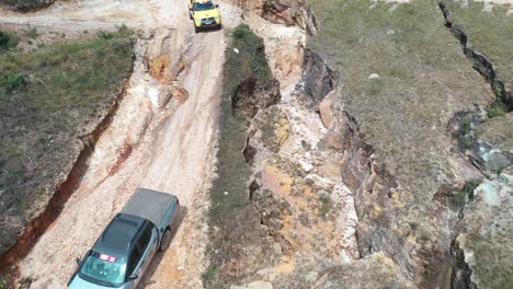 vehículos todoterreno 4x4 en senderos de terreno accidentado en el parque nacional serra da canastra en evento terrestre, minas gerais, brasil