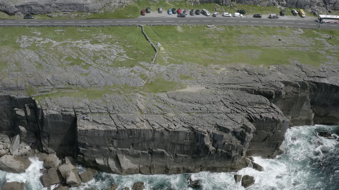 dolly aéreo a lo largo de los escarpados acantilados marinos de la costa oeste de burren, irlanda