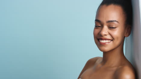 Cuidado-De-La-Piel,-Maquillaje-Y-Una-Mujer-Negra-Sonriendo