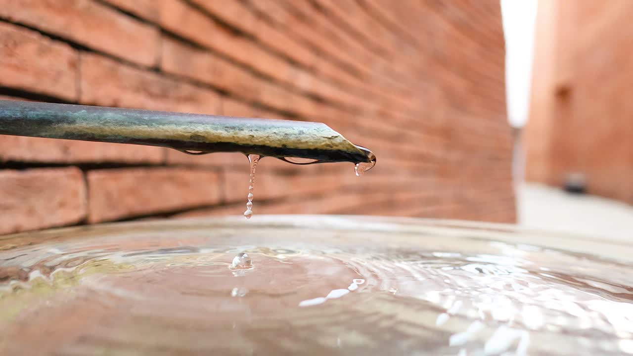 gotas de agua cayendo en una bañera