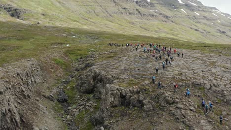 wanderexpedition in island mit einer großen gruppe von menschen, aus der luft