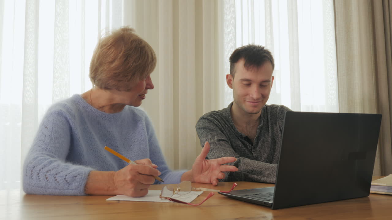 madre e hijo teniendo una lección de video llamada