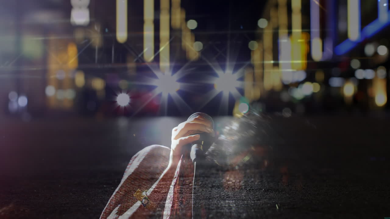 animación del tráfico rodado borroso sobre una mujer biracial cantando