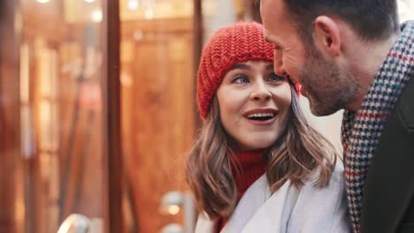 pareja madura mirando la pantalla de la tienda grande