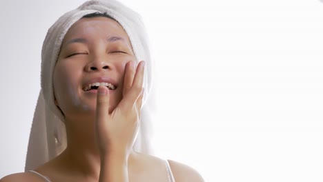 Close-up-of-a-woman-applying-a-nourishing-cream-to-the-face-for-natural-skincare