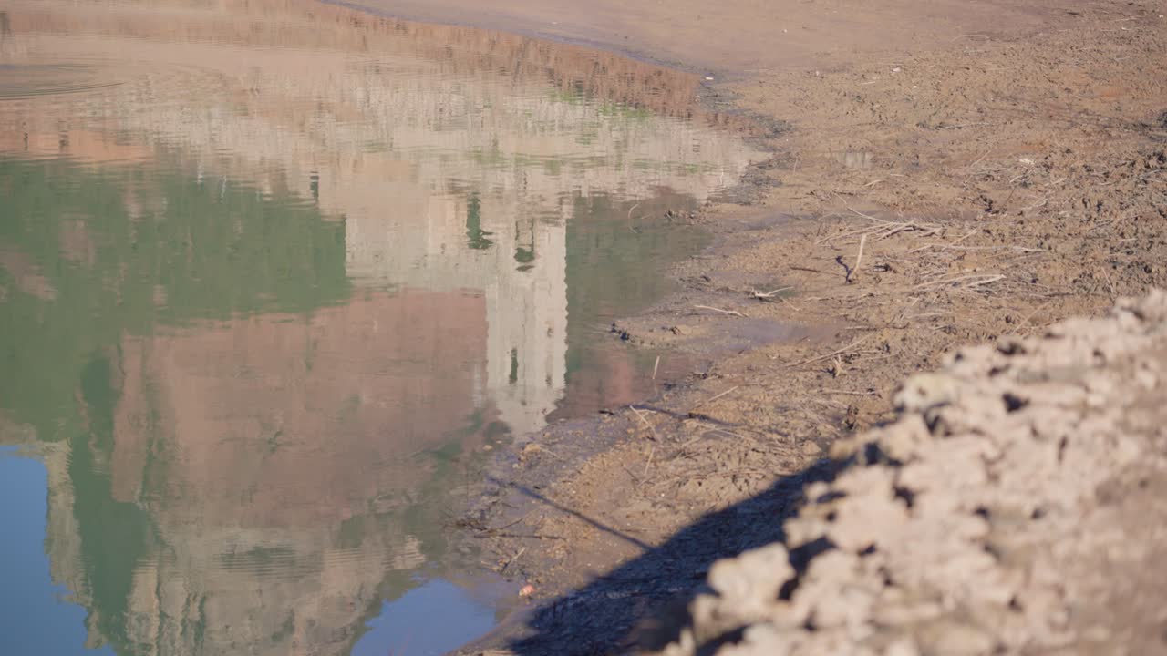 사우 습지는 극심한 건조함과 비가 부족한 문제로 인해 물이 없습니다.